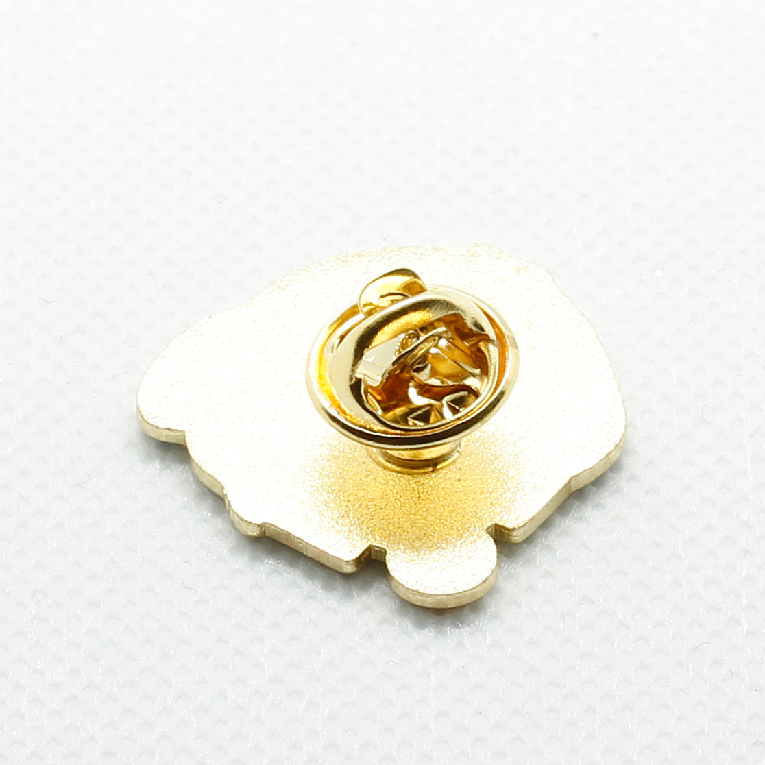 ﻿Back of badge showing clasp